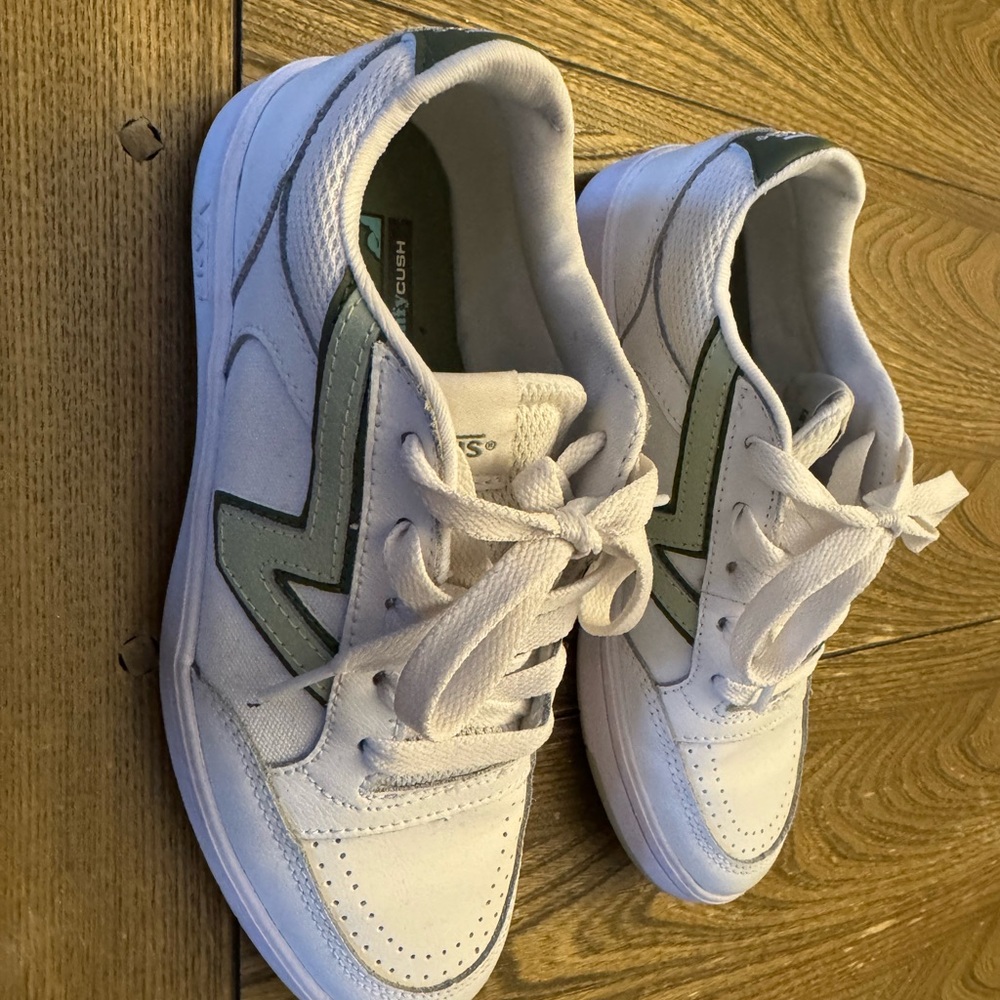 Van’s lowland low top sneaker
Women’s size 6.5